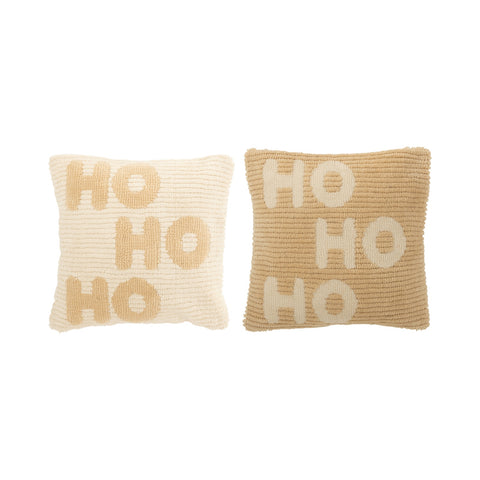 Set van twee J-Line kerstkussens in wit en beige met de tekst HO HO HO op de voorzijde
