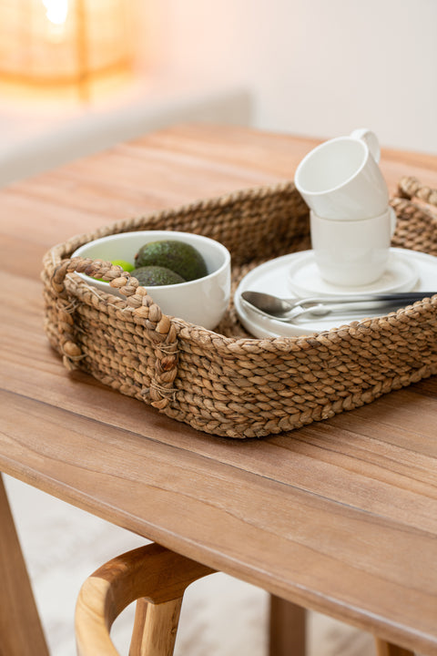 J-Line manddienblad op een houten tafel, gestyled met servies in een rustieke setting, ideaal voor boho- of naturel interieurs.