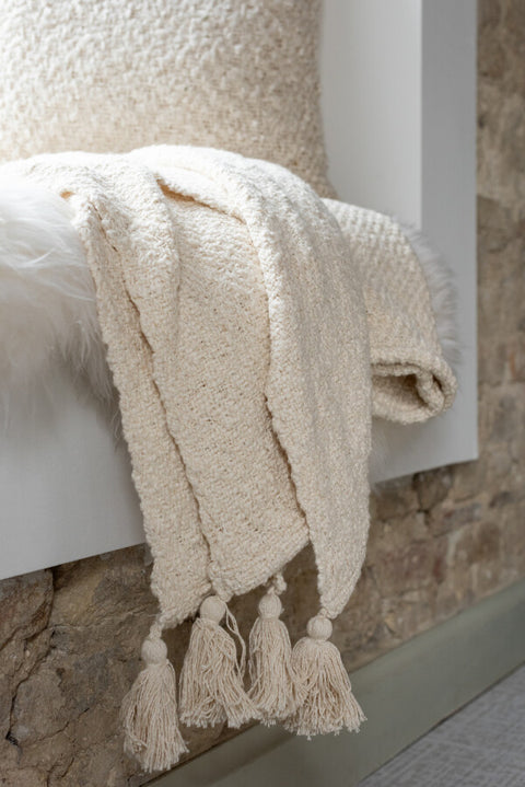 J-Line Plaid Cotton Cream – geweven plaid met kwasten, losjes gedrapeerd in interieur