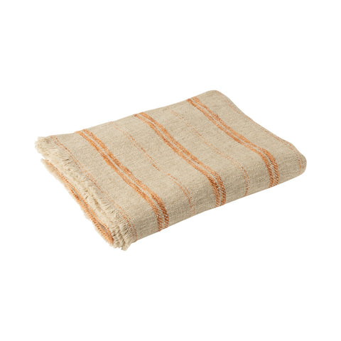 Opgeplooide J-Line plaid ‘Linen Orange’ in beige en oranje, stijlvol gepresenteerd