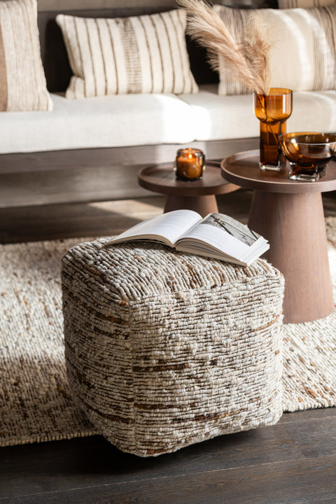  J-Line Poef Woven – naturel poef in woonkamer met warme bruintinten
