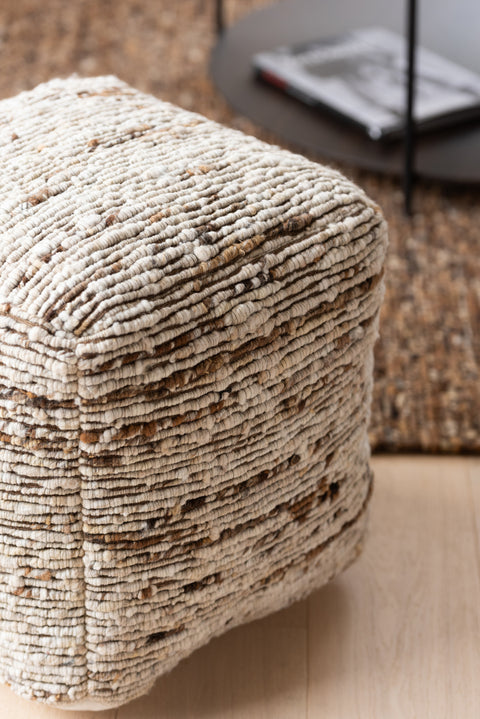 J-Line Poef Woven – geweven naturel poef als detail in interieur
