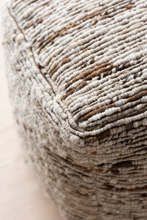 J-Line Poef Woven – detailfoto van poef in cosy interieur