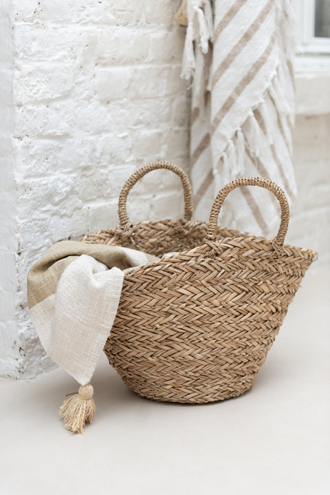 Strandtas ‘Natural’ van J-Line buiten gestyled met plaid – zomerse bohemian sfeer met natuurlijke materialen