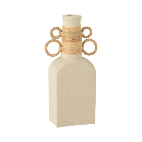 Close-up van J-Line vaas ‘Celine’ met vier ringen in beige rotan en cement, op neutrale achtergrond.
