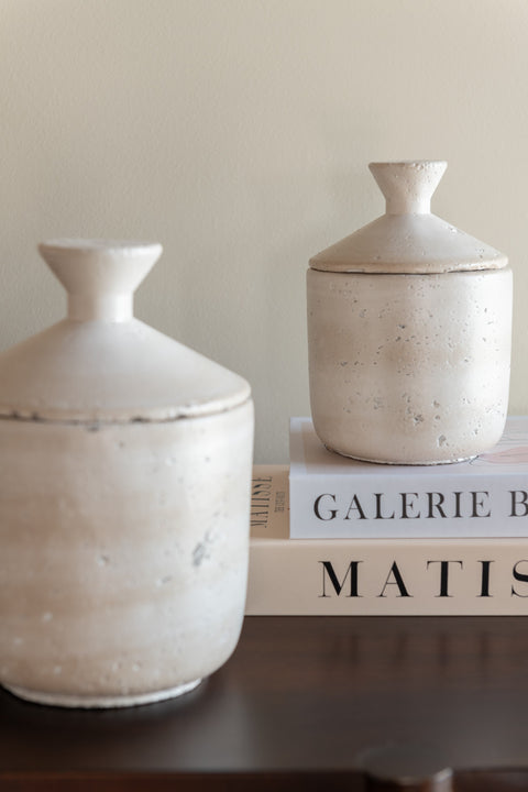 Twee J-Line 'Olina' voorraadpotten opgestapeld op decoratieve boeken in beige interieur