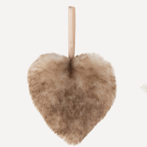 Detail van pluche kerstornament in hartvorm