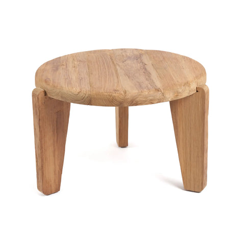 Koffietafel 'Wabi Sabi' in volledig beeld, gemaakt van gerecycled teak met driepotig ontwerp in natuurlijke houttint