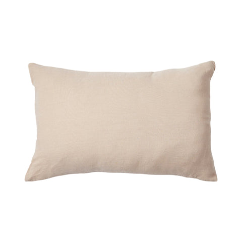 Scotty Nude kussen van Studio Femme, 60×40 cm, gemaakt van 100% gewassen linnen in nude kleur.