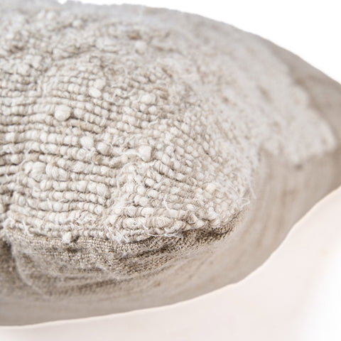 Detail van de afwerking van The Linen Edit linnen kussen