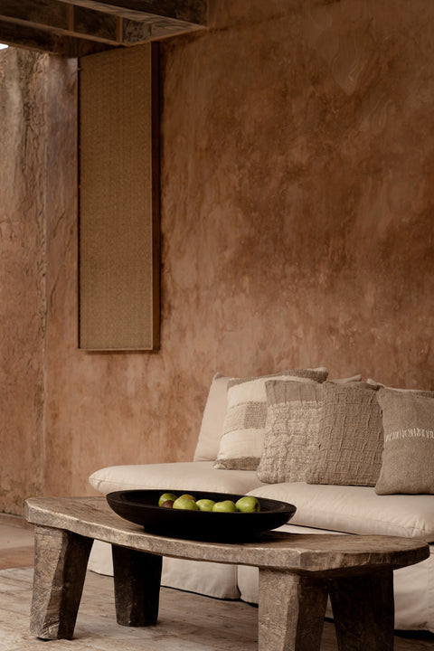 The Linen Edit kussen in natuurlijk interieur met houten salontafel