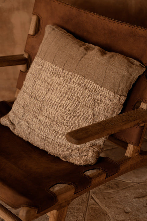 Linnen kussen The Linen Edit op houten stoel in rustige setting