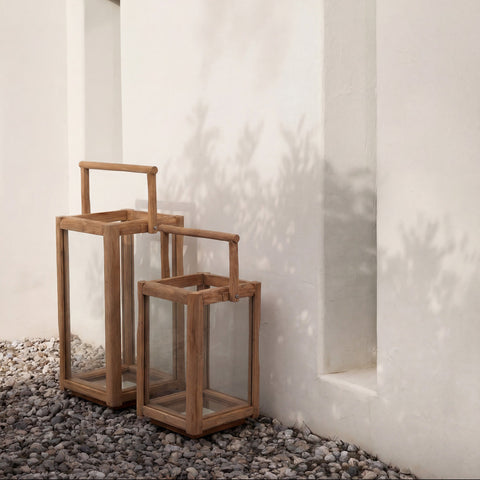 Zijaanzicht van small en large Nusa Penida lantaarns tegen een beige muur buiten