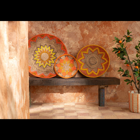 Banana Twig muurdecoratie set op houten bank tegen oranje muur