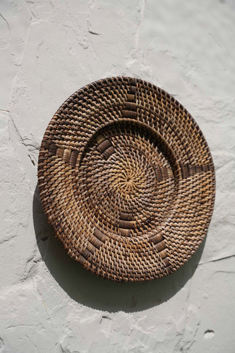 Bazar Bizar The Jasmine Plate Small tegen een witte muur