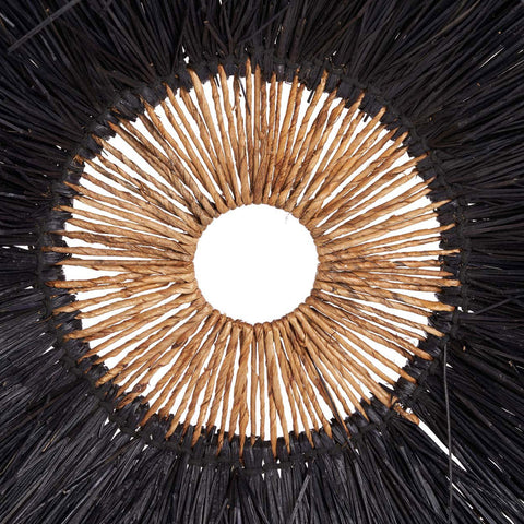 Detail van het midden van The Maurea muurdecoratie met natuurlijke bananenbladeren