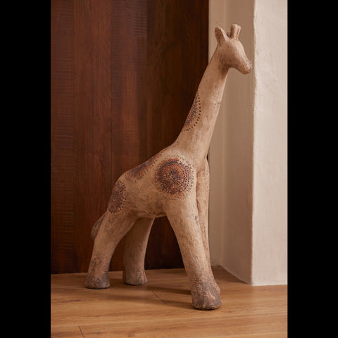 Giraffe ornament van J-Line tegen houten achtergrond
