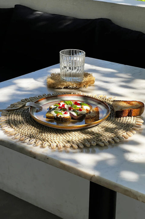 Placemat Seagrass & Shells gestyled met servies en boho accessoires