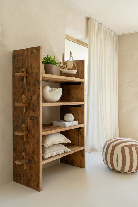 Mangohouten rek Hugo gevuld met decoratie in beige interieur