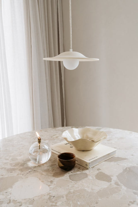 Handgemaakte schaal Kate op marmeren tafel