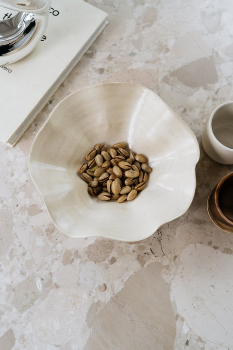 Schaal Kate gevuld met noten in warm interieur