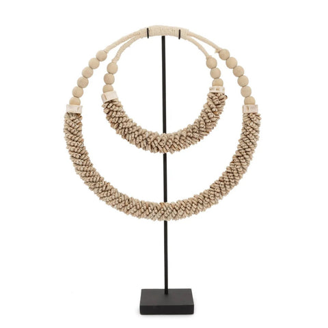 Schelpenketting ‘Double’ van Bazar Bizar – handgemaakt decoratiestuk op standaard
