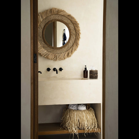 Bazar Bizar The Capri Large spiegel in een bohemian badkamer gezien vanuit de deuropening