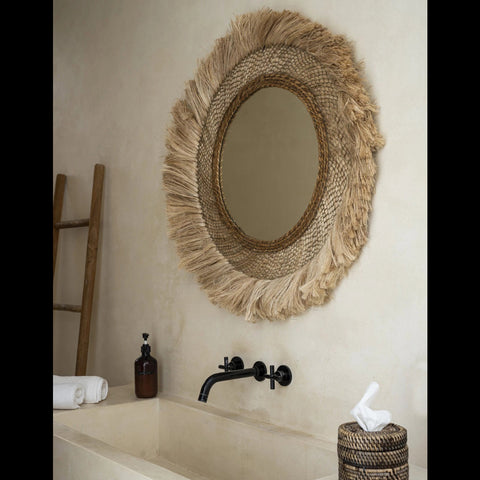 Zijaanzicht van de Capri Large spiegel in een stijlvolle boho badkamer