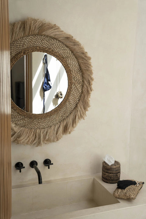 The Capri Large spiegel in een beige bohemian badkamer met natuurlijke materialen