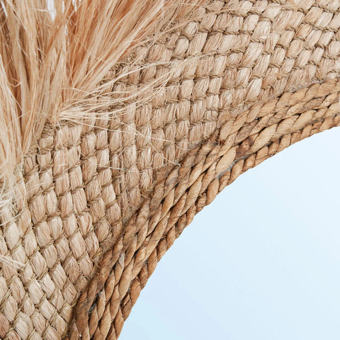 Detail van de geweven grasrand van de Bazar Bizar Capri spiegel