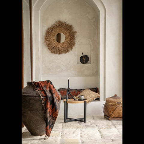The Early Monday Mirror in een bohemian interieur met organische boogvormen