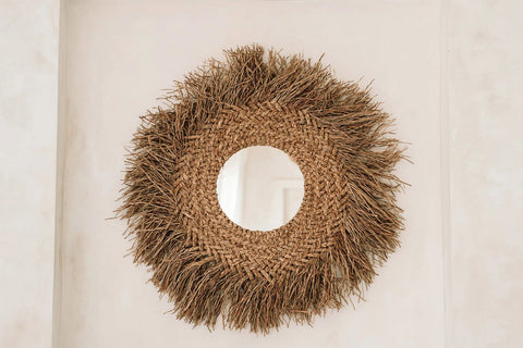 Bazar Bizar The Early Monday Mirror als natuurlijke blikvanger tegen een beige muur