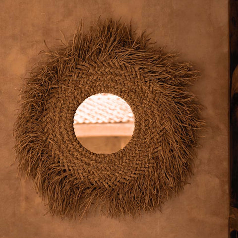The Early Monday Mirror tegen een warme terracotta muur