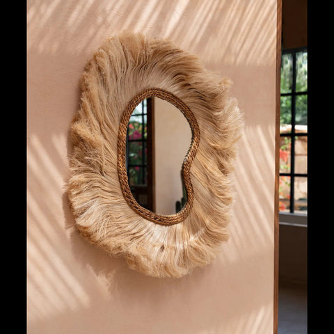 Bazar Bizar The La Principessa spiegel tegen een warme terracotta muur