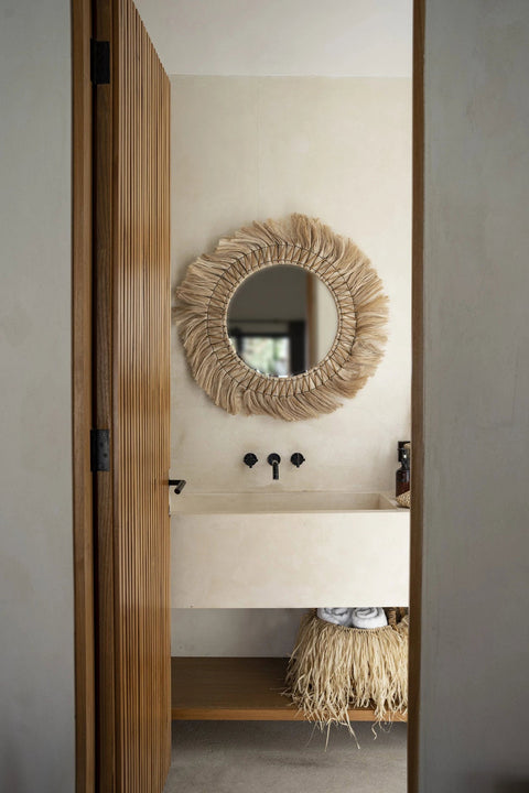 The Pretty Blonde spiegel in een beige badkamer gezien vanuit de deuropening