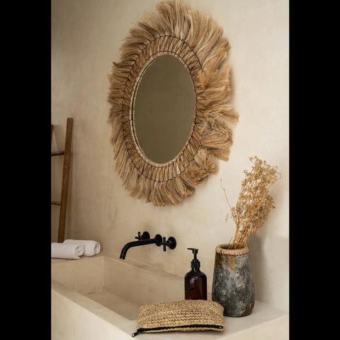 The Pretty Blonde spiegel in een beige bohemian badkamer vanuit zijaanzicht