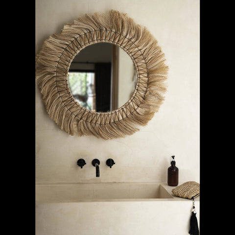 Bazar Bizar The Pretty Blonde spiegel in een warme bohemian badkamer