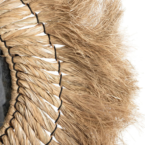 Detail van de natuurlijke grasstructuur aan de zijkant van The Pretty Blonde spiegel