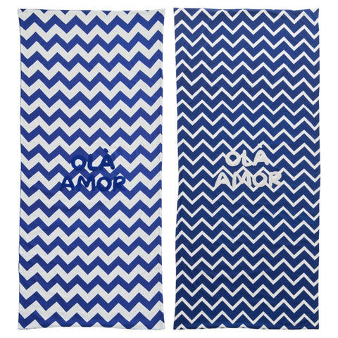 Volledig uitgerolde Ola Amor strandlakens met blauw-witte zigzagprint