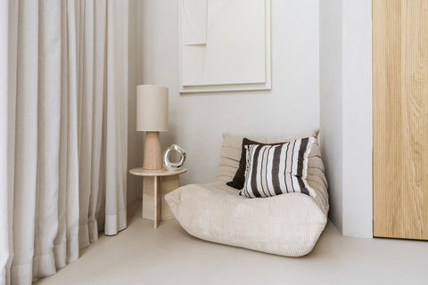 Jacquard gestreept kussen in beige zetel – Studio Femme