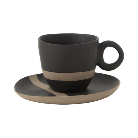 Keramische tas met bordje van J-Line in zwart en taupe. Handgemaakt, mat afgewerkt & perfect voor een stijlvolle koffie- of theesetting.
