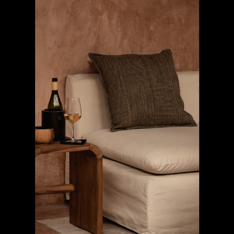 The Arc bijzettafel naast een beige zetel met een glas en fles wijn