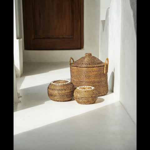 The Colonial Peek-a-Boo mand gecombineerd met twee andere rotan manden op de vloer