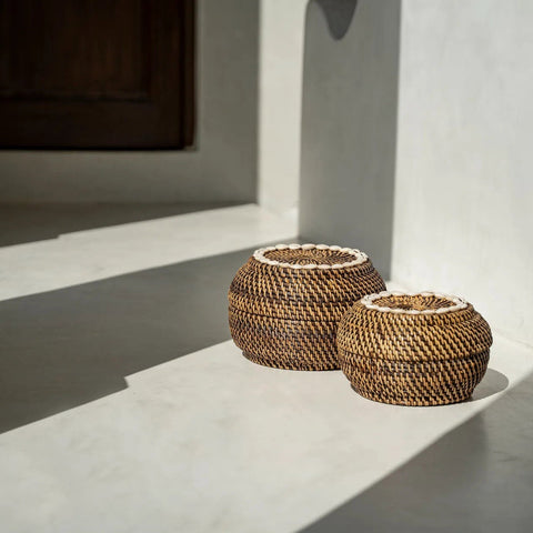 Bazar Bizar The Colonial Peek-a-Boo rotan mand gecombineerd met een mand in een ander formaat op de vloer