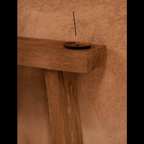 Detail van decoratie op de naturel teakhouten The Stance console