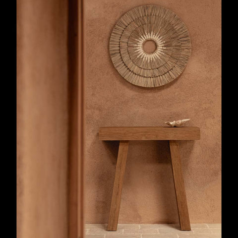 Detail van de The Stance teakhouten console in een warm interieur