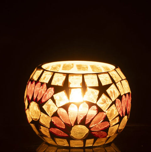 Brandende theelichthouder mozaiek geel wit op donkere achtergrond sfeervol licht