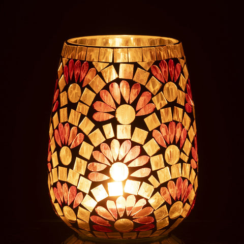 Brandende theelichthouder mozaiek geel wit large op donkere achtergrond sfeervol licht