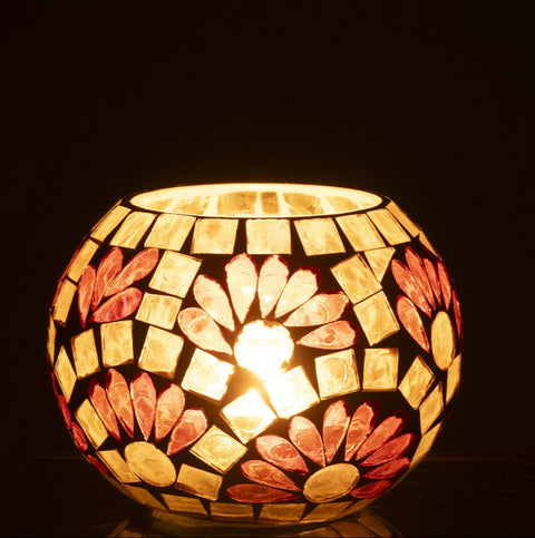 Brandende theelichthouder mozaiek geel wit medium op donkere achtergrond sfeervol licht