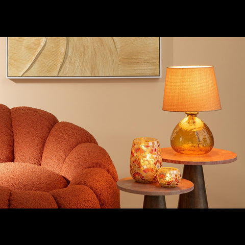 Theelichthouder large en small mozaiek geel wit op bijzettafel naast oranje zetel